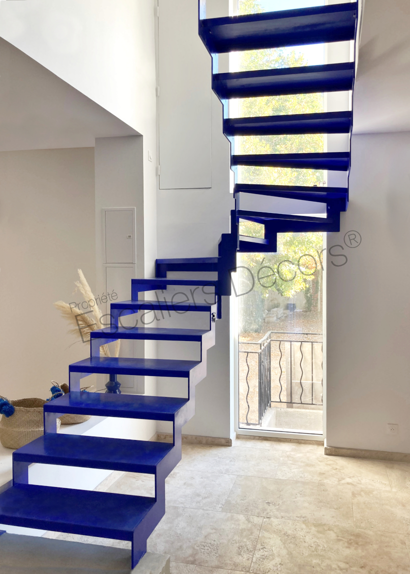 Osez le bleu pour votre escalier en métal !